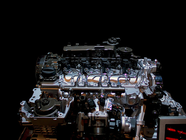 パナソニック LEICA DG SUMMILUX 15mm F1.7 ASPH. で撮影したプジョーエンジン