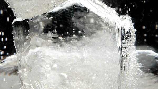 パナソニック G8とオリンパス M.ZUIKO 30mm F3.5 Macroで撮影した氷と炭酸水