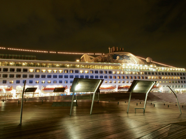 横浜 大桟橋と豪華客船 夜景