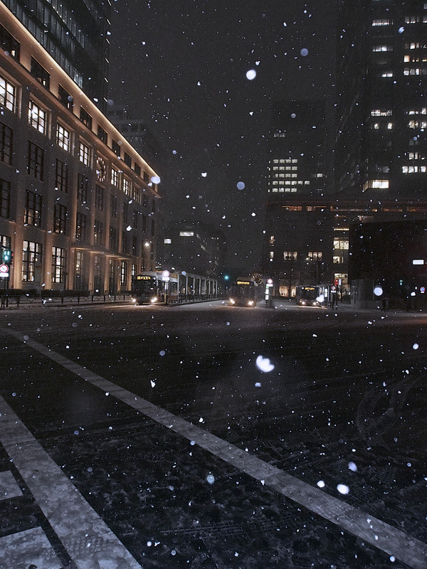 夜の雪の東京駅 KITTE前