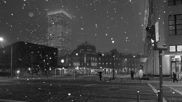 KITTE前の交差点から夜の雪の東京駅