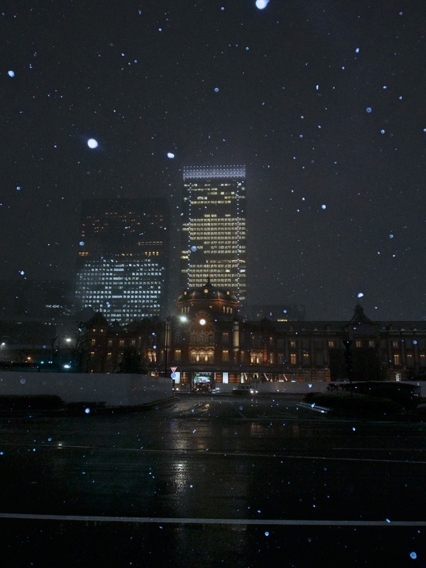 丸ビル前から夜の雪の東京駅