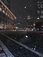 夜の雪の東京駅からKITTE